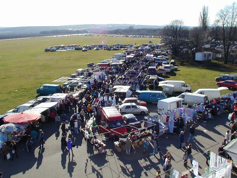 Pohled na prodejní a farmářské trhy na Vyškovském letišti